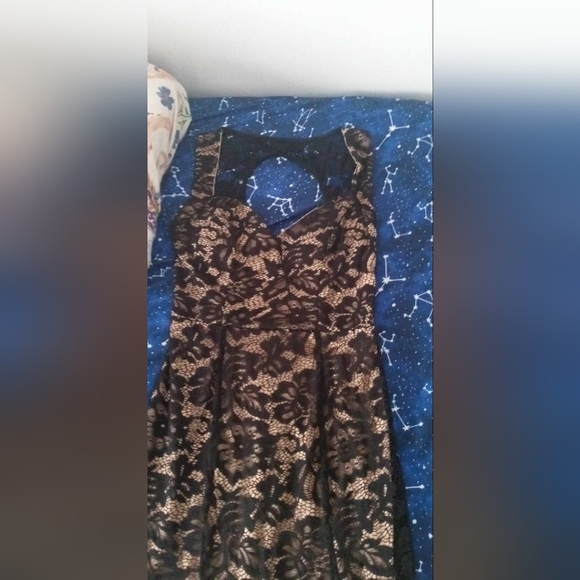 Dresses - Picture 2 of 3